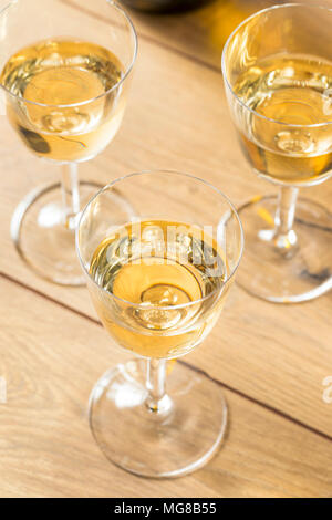 Trockenen französischen Sherry Dessert Wein in ein Glas Stockfoto