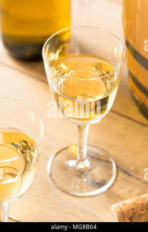 Trockenen französischen Sherry Dessert Wein in ein Glas Stockfoto