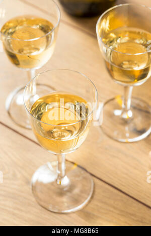 Trockenen französischen Sherry Dessert Wein in ein Glas Stockfoto