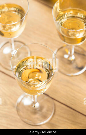 Trockenen französischen Sherry Dessert Wein in ein Glas Stockfoto