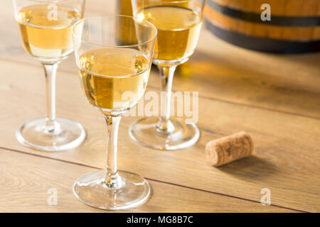 Trockenen französischen Sherry Dessert Wein in ein Glas Stockfoto