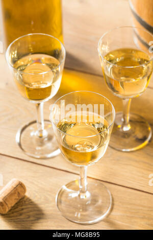 Trockenen französischen Sherry Dessert Wein in ein Glas Stockfoto