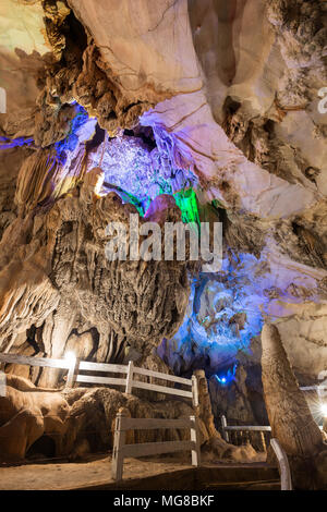 In den hellen und geräumigen Tham Chang (oder Jang oder Jung) Höhle in Vang Vieng, Vientiane, Laos. Stockfoto