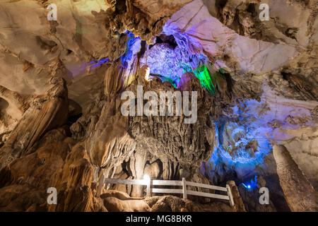 In den hellen und geräumigen Tham Chang (oder Jang oder Jung) Höhle in Vang Vieng, Vientiane, Laos. Stockfoto