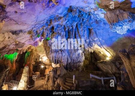 In den hellen und geräumigen Tham Chang (oder Jang oder Jung) Höhle in Vang Vieng, Vientiane, Laos. Stockfoto