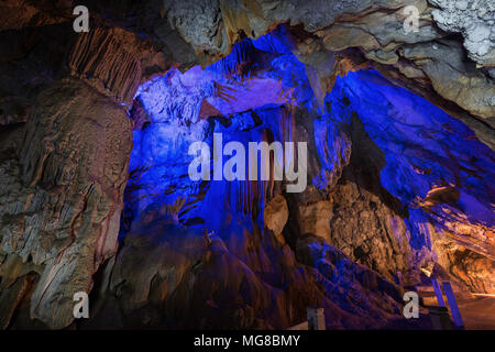 In den hellen und geräumigen Tham Chang (oder Jang oder Jung) Höhle in Vang Vieng, Vientiane, Laos. Stockfoto