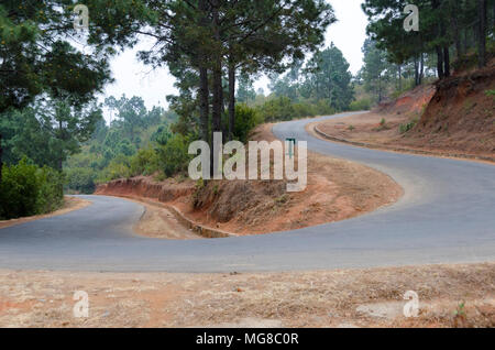 Haarnadel auf kurvenreichen Berg Straße biegen, Punakha, Bhutan Stockfoto