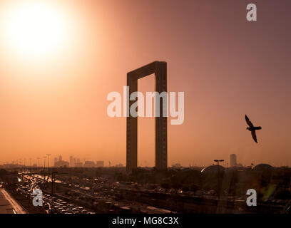 Eine schöne Skyline und viel befahrenen Highway Blick auf Dubai, VAE ab Dubai Frame bei Sonnenuntergang gesehen Stockfoto