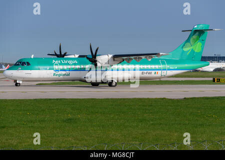 MANCHESTER, Großbritannien - 21. APRIL 2018: Aer Lingus ATR 72-600 Bereit auf dem Flughafen Manchester abzuweichen. Stockfoto