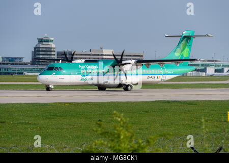 MANCHESTER, Großbritannien - 21. APRIL 2018: Aer Lingus ATR 72-600 Bereit auf dem Flughafen Manchester abzuweichen. Stockfoto