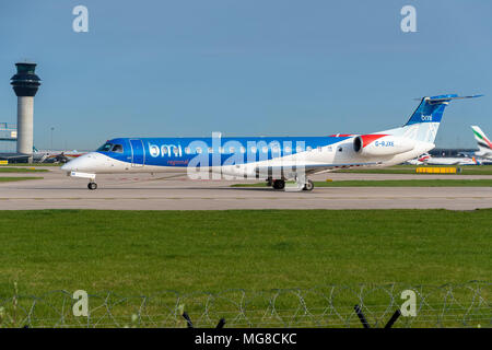 MANCHESTER, Großbritannien - 21. APRIL 2018: BMI Embraer ERJ-145EP bereit auf dem Flughafen Manchester abzuweichen. Stockfoto