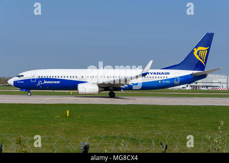 MANCHESTER, Großbritannien - 21. APRIL 2018: Ryanair Boeing 737 Dreamliner in Livree bereit auf dem Flughafen Manchester abzuweichen. Stockfoto