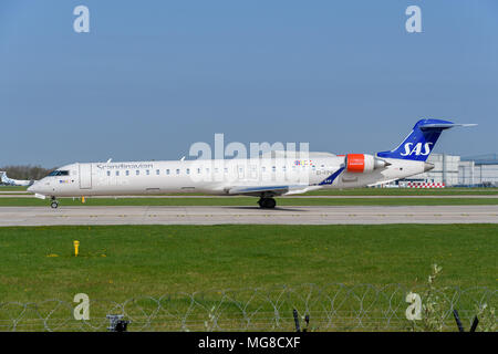 MANCHESTER, Großbritannien - 21. APRIL 2018: Scandinavian Airlines Bombardier 900 Bereit auf dem Flughafen Manchester abzuweichen. Stockfoto