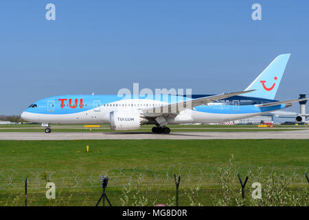 MANCHESTER, Großbritannien - 21. APRIL 2018: TUI Airlines Boeing 787 Bereit auf dem Flughafen Manchester abzuweichen. Stockfoto