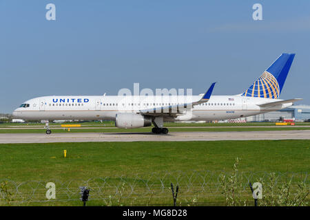 MANCHESTER, Großbritannien - 21. APRIL 2018: United Airlines Boeing 757 Bereit auf dem Flughafen Manchester abzuweichen. Stockfoto