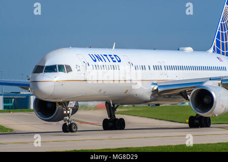 MANCHESTER, Großbritannien - 21. APRIL 2018: United Airlines Boeing 757 Bereit auf dem Flughafen Manchester abzuweichen. Stockfoto
