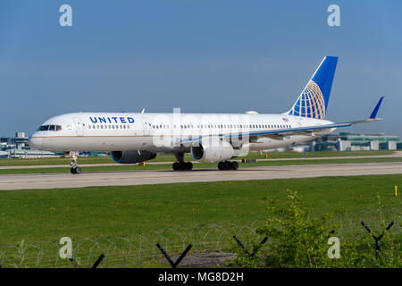 MANCHESTER, Großbritannien - 21. APRIL 2018: United Airlines Boeing 757 Bereit auf dem Flughafen Manchester abzuweichen. Stockfoto