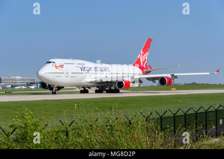 MANCHESTER, Großbritannien - 21. APRIL 2018: Virgin Atlantic Boeing 747 Bereit auf dem Flughafen Manchester abzuweichen. Stockfoto