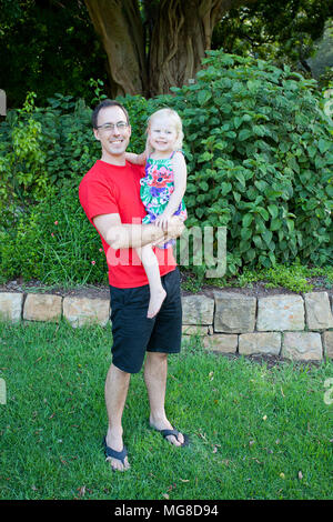 Junger Vater mit seiner Tochter Stockfoto