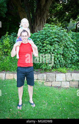 Junger Vater mit seiner Tochter Stockfoto