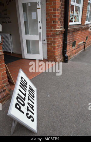 Reading, Großbritannien - 7. Mai 2015: ein Wahllokal am Wahltag in England und dem Vereinigten Königreich. Stockfoto