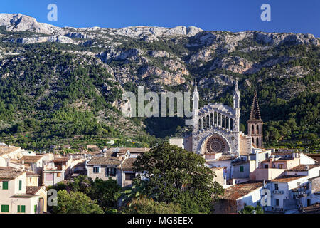 Blick auf die Altstadt mit der Kirche St. Bartholomäus, die Römisch-katholische Kirche, Sóller, Berge an der Rückseite Stockfoto