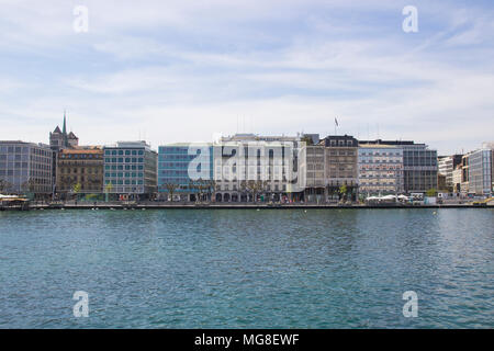 Schöne Aussicht auf das historische Stadtzentrum von Genf mit Boote am Genfer See in den Hafen. Blauer Himmel und Wolken im Sommer, der Kanton Genf, Schweiz. Stockfoto