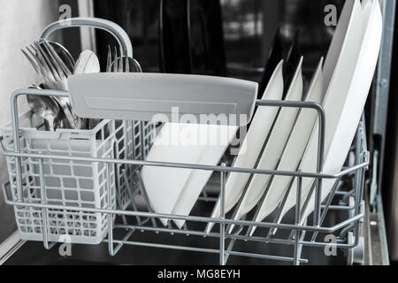 Reinigen Sie die Platten und andere Gerichte nach dem Waschen in der Spülmaschine Spülmaschine im Inneren. Stockfoto