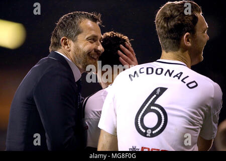 Fulham Manager Slavisa Jokanovic (links) Umarmungen Ryan Fredericks am Ende der Sky Bet Meisterschaft Spiel im Craven Cottage, London. Stockfoto