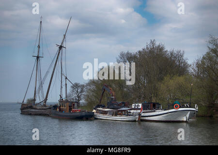 Steenwijk, Niederlande - 14 April 2018 Hafen und dem Schloss Muiderslot in Dutch Village. Alte kaputte verlassenen Yacht Stockfoto