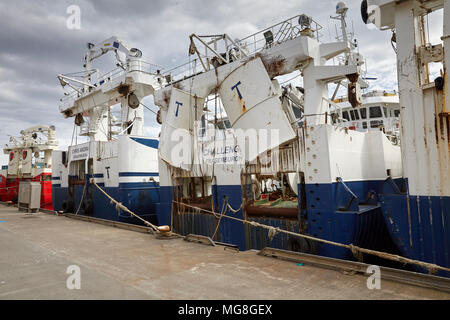 Stern der pelagischen Trawler TAITS 11, Chris Andra und Herausforderung in Fraserburgh, die schleppnetzfischerei Gang und Netze Stockfoto