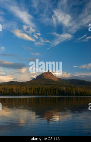 Mt Washington von den grossen See, McKenzie Pass-Santiam Pass National Scenic Byway, Willamette National Forest, Oregon Stockfoto