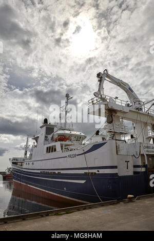 Stern Blick auf Chris Andra FR 228 günstig bei Fraserburgh Hafen. Stormy Skies Stockfoto