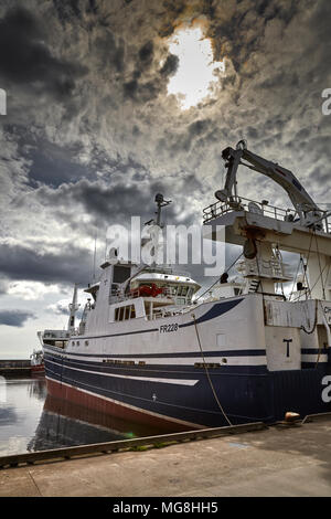 Stern Blick auf Chris Andra FR 228 günstig bei Fraserburgh Hafen. Stormy Skies Stockfoto