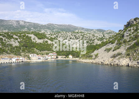 Prizna, Kroatien, 24. April 2018. Kleines Dorf Prizna, Hafen, Meerblick mit dem Velebit Berg im Hintergrund, im späten Frühjahr Stockfoto