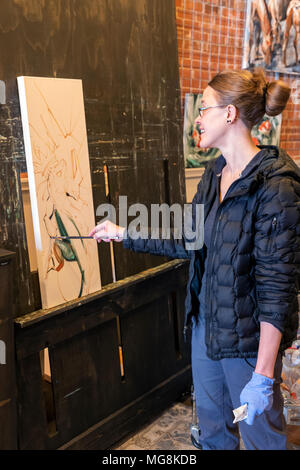 Bildende Künstlerin Katie Maher erstellen ein Ölgemälde in Ihrer Galerie; Salida, Colorado, USA Stockfoto