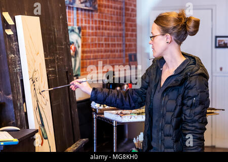 Bildende Künstlerin Katie Maher erstellen ein Ölgemälde in Ihrer Galerie; Salida, Colorado, USA Stockfoto