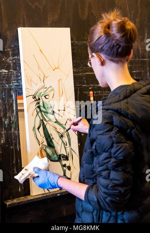 Bildende Künstlerin Katie Maher erstellen ein Ölgemälde in Ihrer Galerie; Salida, Colorado, USA Stockfoto
