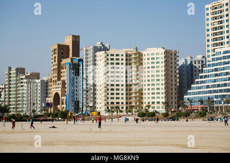 Cricket Spiel an einem öffentlichen Strand in Kuwait. Stockfoto