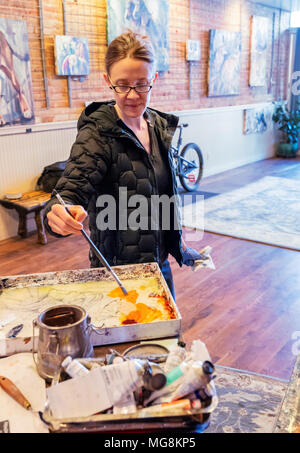 Bildende Künstlerin Katie Maher erstellen ein Ölgemälde in Ihrer Galerie; Salida, Colorado, USA Stockfoto