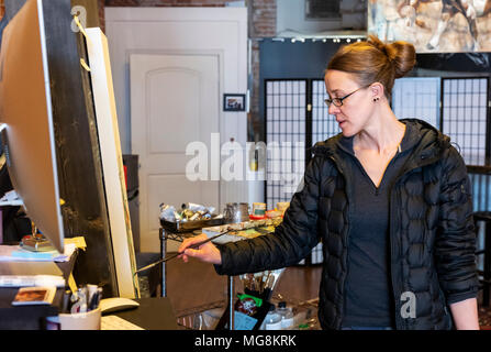 Bildende Künstlerin Katie Maher erstellen ein Ölgemälde in Ihrer Galerie; Salida, Colorado, USA Stockfoto