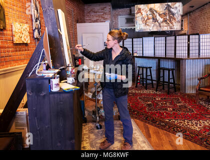 Bildende Künstlerin Katie Maher erstellen ein Ölgemälde in Ihrer Galerie; Salida, Colorado, USA Stockfoto