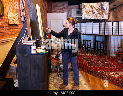 Bildende Künstlerin Katie Maher erstellen ein Ölgemälde in Ihrer Galerie; Salida, Colorado, USA Stockfoto