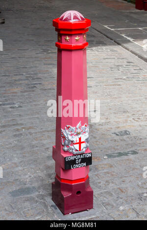 London, Großbritannien - 2. Mai 2015: ein rosa Poller in Leadenhall Market, London mit einer Corporation Symbol. Stockfoto