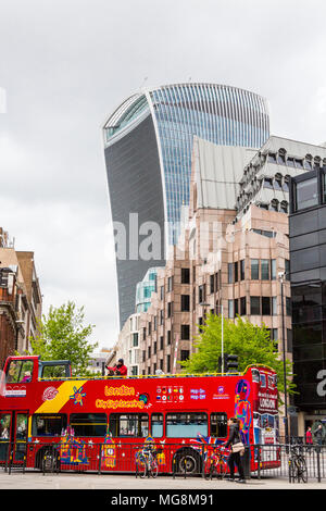 London, Großbritannien - 2. Mai 2015: 20 Fenchurch Street, London auch die Walkie-Talkie-Gebäude mit einem Reisebus in den Vordergrund bekannt, an einem bewölkten Tag. Stockfoto
