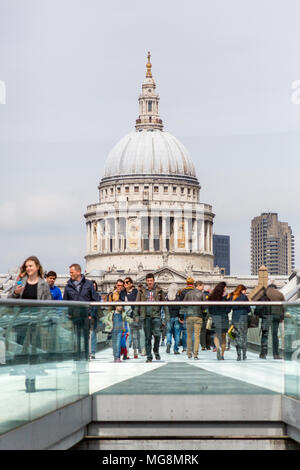 London, Großbritannien - 2. Mai 2015: St. Paul's Cathedral und die markanten Kuppel auf die Skyline von London aus die Millennium Bridge gesehen. Stockfoto