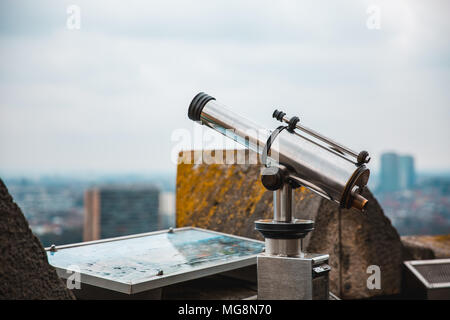 Das Teleskop auf die Stadt Brüssel von einem hohen Ort anzeigen Stockfoto