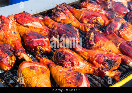 Grill geräuchert Türkei Bein auf dem Grill im Freien. Elmira Ontario Kanada. Stockfoto