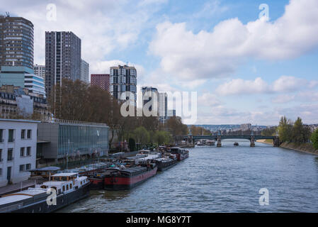 Apartment Blocks und Binnenschiffen entlang der Seine, Paris, Frankreich Stockfoto