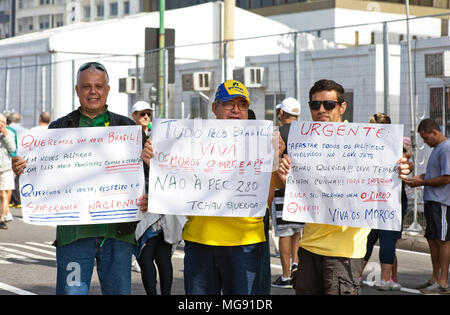 Brasilien - 31. Juli 2016: Demonstranten zeigen ihre Unterstützung für die Bemühungen zur Bekämpfung der Korruption durch den Richter Sergio Moro und die Funktion Auto waschen verfolgt wird Stockfoto